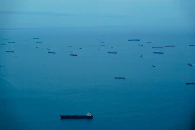 Buques de carga esperan en la Bahía de Panamá para su tránsito por el Canal de Panamá en la Ciudad de Panamá, el sábado 23 de septiembre de 2023. (Foto AP/Arnulfo Franco)