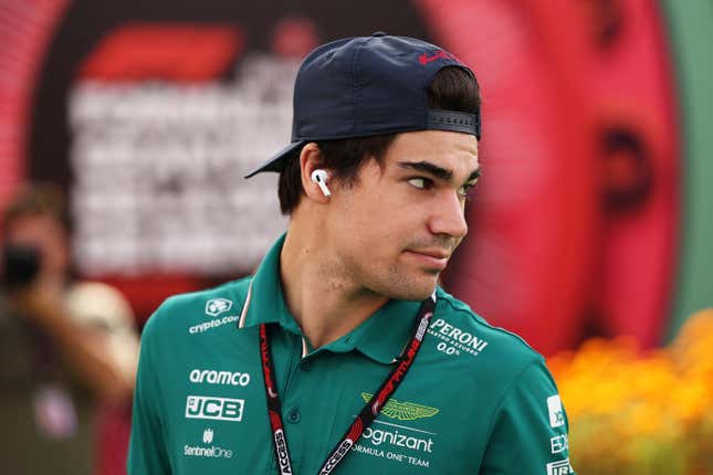 Lance Stroll de Canadá y el equipo Aston Martin F1 caminan por el Paddock antes de la práctica final antes del Gran Premio de México de F1 en el Autódromo Hermanos Rodríguez el 28 de octubre de 2023 en la Ciudad de México