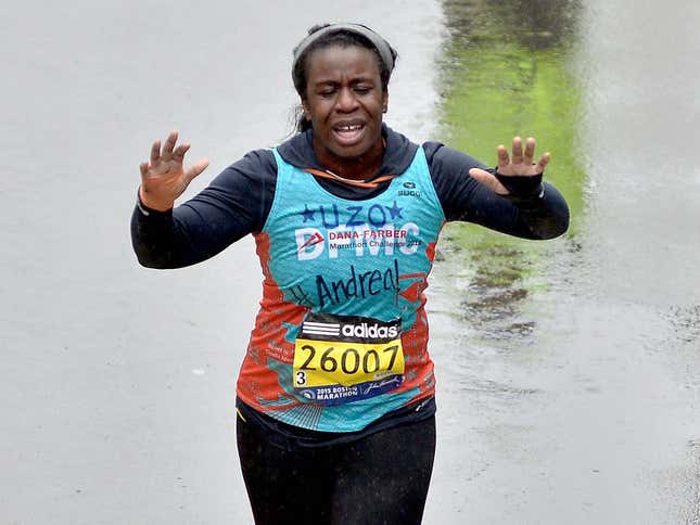 Uzo Aduba lief am 20. April 2015 in Boston, Massachusetts, den Boston-Marathon 2015 zur Unterstützung des Bostoner Dana-Farber Cancer Institute.