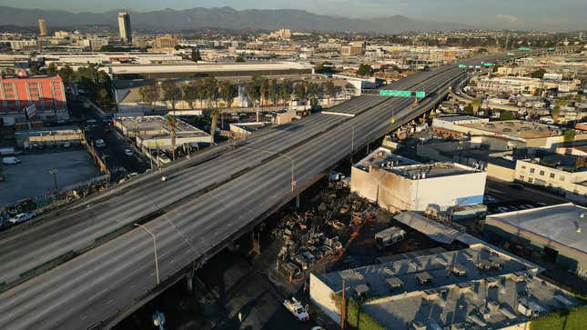 Una foto de una autopista vacía en Los Ángeles. 