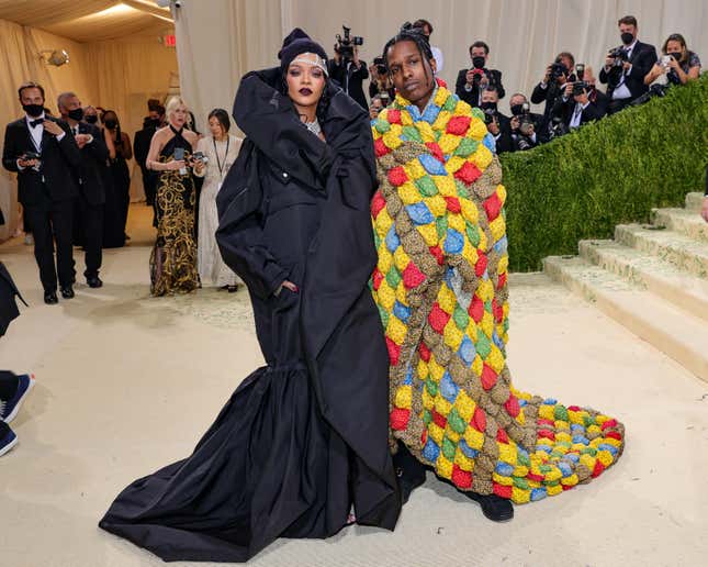 Rihanna und A$AP Rocky nehmen an der Met Gala 2021 „Celebrating In America: A Lexicon Of Fashion“ im Metropolitan Museum of Art am 13. September 2021 in New York City teil.