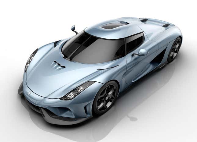 La complejidad no termina ahí. Además de las alas aerodinámicas ajustables y el uso extensivo de fibra de carbono y titanio, Koenigsegg también diseñó un transmisión específica para el Regera. Llamada Koenigsegg Direct Drive (KDD), es una transmisión de piñón fijo con una sola velocidad. Una función de acoplamiento hidráulico  permitió acoplar y desacoplar del eje de transmisión del motor dependiendo de las velocidades.