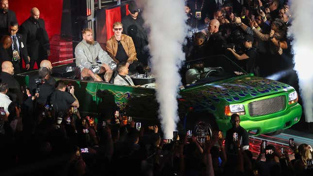  Jake Paul kommt in einem Drophead-Car zum Ring vor seinem Kampf gegen Mike Tyson um ihre Schwergewichts-Weltmeistertitel der Premiere Boxing Championship am Freitag abend im AT&T Stadion in Arlington, Texas, USA am 15. November 2024. 