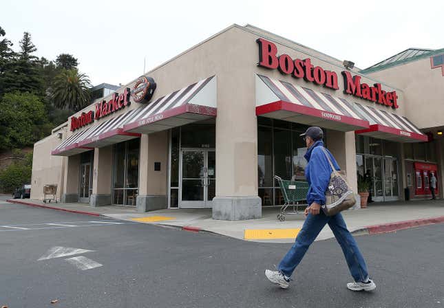 Un homme passe près d’un restaurant Boston Market à Oakland, en Californie. 