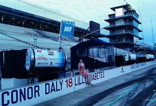 Elizabeth en IMS en el pit wall