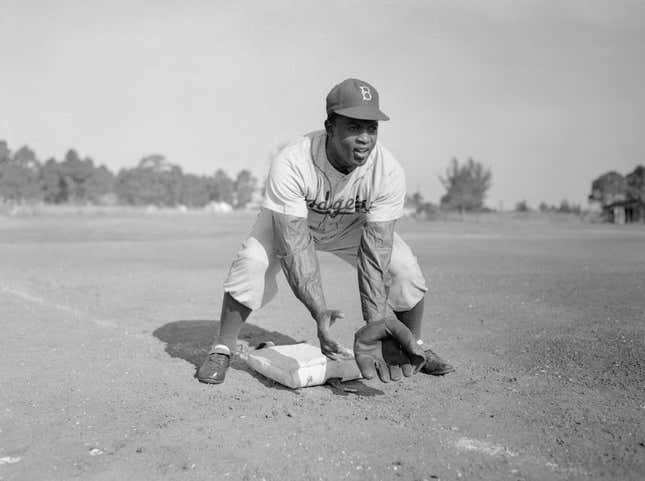 Bild für Artikel mit dem Titel Jemand hat in Wichita eine Jackie Robinson-Statue gestohlen und zerstört. So reagierte die Gemeinde