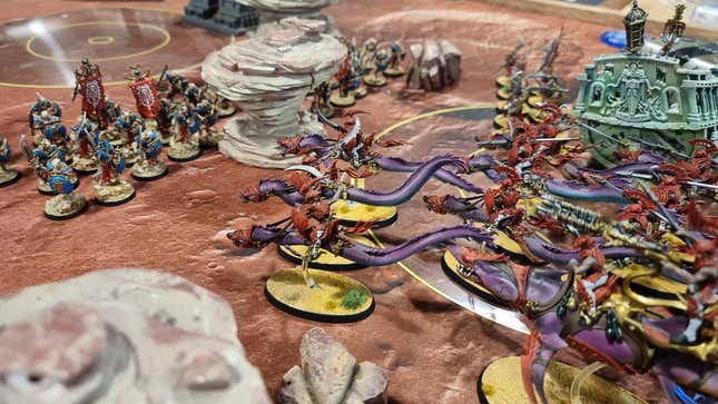 Miniatures of Eel-riding elves of the Idoneth Deepkin and Skeletal Ossiarch Bonereapers clash in a game of Warhammer: Age of Sigmar.