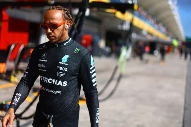 Lewis Hamilton de Gran Bretaña y Mercedes caminan hacia la parrilla antes del Sprint antes del Gran Premio de F1 de Brasil en el Autódromo José Carlos Pace el 04 de noviembre, 2023 en Sao Paulo, Brasil