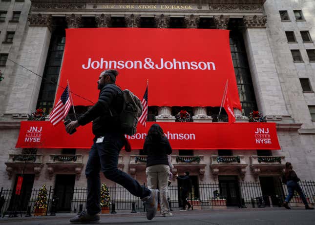 Une bannière Johnson & Johnson est affichée sur le devant du NYSE à New York