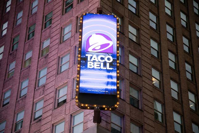 Ein Taco Bell-Schild im Viertel Times Square in New York. 