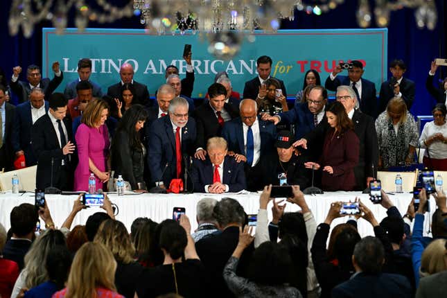 Imagen para el artículo titulado Los votantes latinos quieren que la gente negra se una a ellos después de menospreciarnos, la gente negra reacciona a la postura de Tim Walz, palabras que no se pueden decir en la administración Trump, la declaración despectiva de Lauren Boebert y otras noticias políticas de la semana.