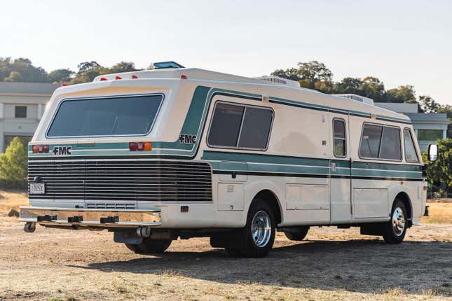 Image for article titled This Gorgeous RV Combines Vintage Looks With Modern Duramax Power