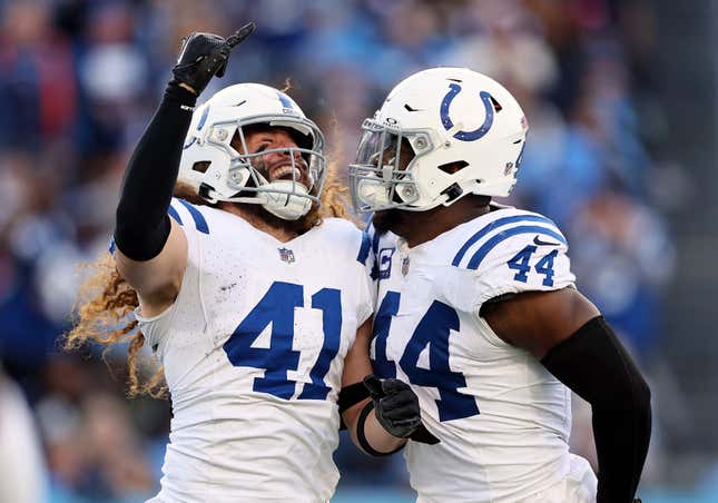 NASHVILLE, TENNESSEE – 3. DEZEMBER: Grant Stuard #41 und Zaire Franklin #44 der Indianapolis Colts feiern während der zweiten Spielhälfte gegen die Tennessee Titans im Nissan Stadium am 3. Dezember 2023 in Nashville, Tennessee.  (Foto von Andy Lyons/Getty Images)