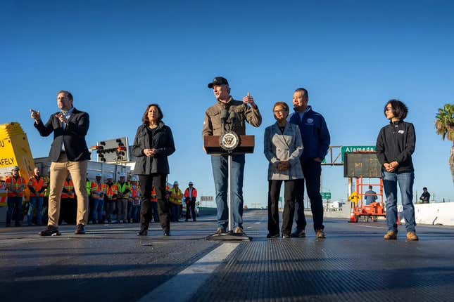 Le gouverneur de Californie Gavin Newsom, la maire de Los Angeles Karen Bass et la vice-présidente Kamala Harris s'adressent à une foule alors qu'ils annoncent la réouverture de l'autoroute 10 au centre-ville de Los Angeles.