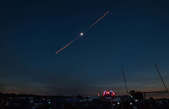 Imagen  compuesta que muestra el eclipse solar total en Madrás, Oregón, el 21 de agosto de 2017.