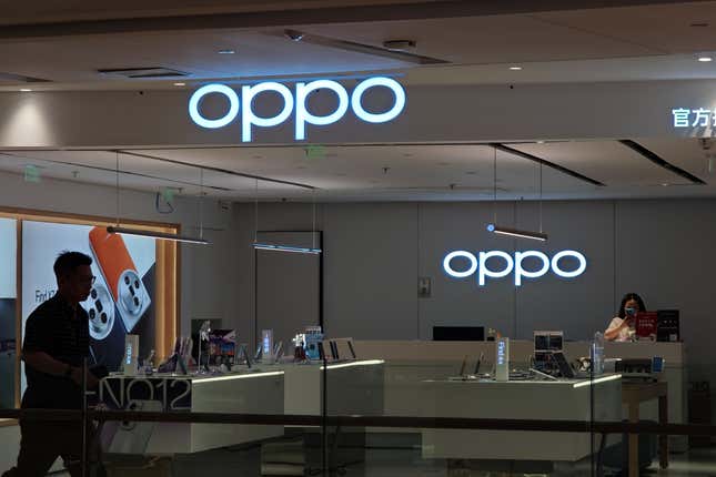 Les clients passent devant un magasin d’expérience agréé OPPO