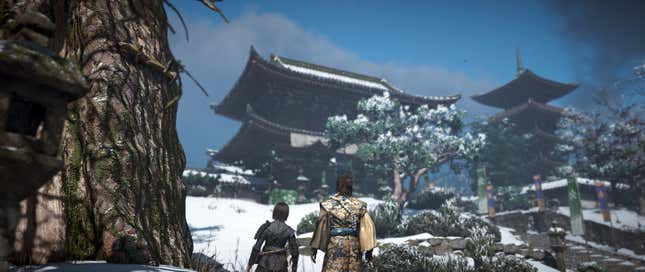 Yasuke et Naoe regardent un grand bâtiment.