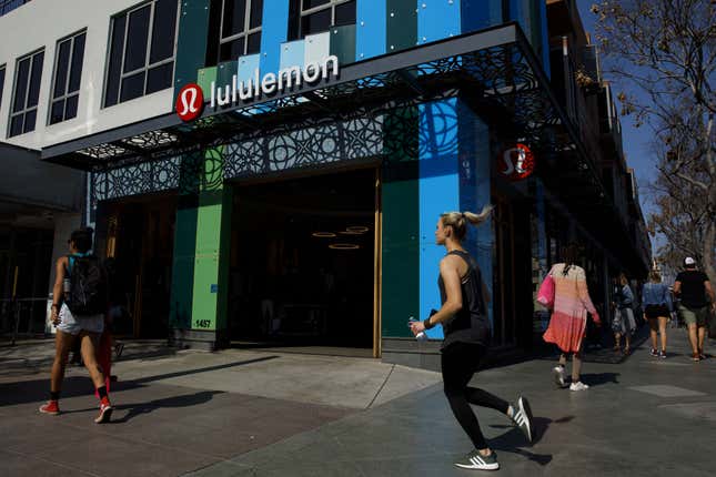 El centro de distribución más grande de Lululemon, aproximadamente 375 000 pies cuadrados, está ubicado en Delta, Canadá. 