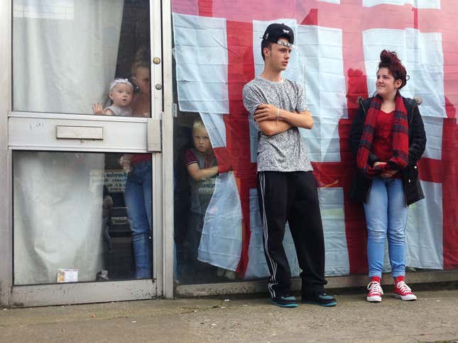 Image for article titled A street photographer’s poignant snapshots capture the humans of London