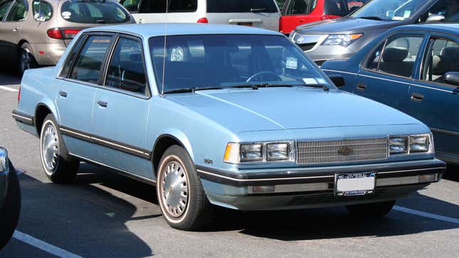 Eine blaue Chevrolet Celebrity Limousine von 1986