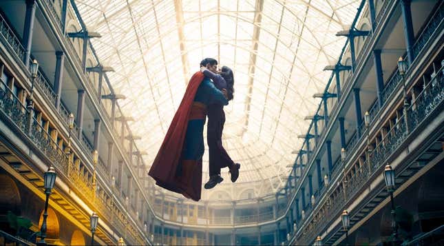 Superman y Lois se besan mientras flotan en medio de un centro comercial.