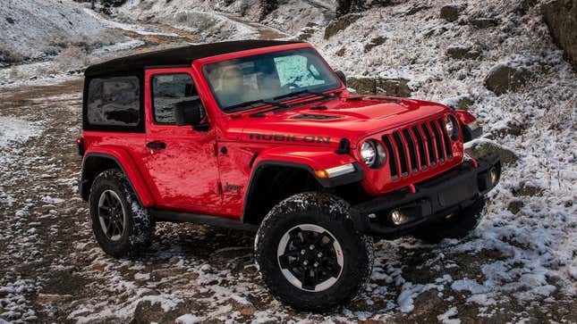 Una foto de un todoterreno Jeep Wrangler rojo. 