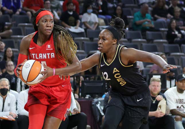 Rhyne Howard #10 of the Atlanta Dream drives against Chelsea Gray #12 of the Las Vegas Aces during their game at Michelob ULTRA Arena on August 09, 2022 in Las Vegas, Nevada. The Aces defeated the Dream 97-90. (Photo by Ethan Miller/Getty Images)