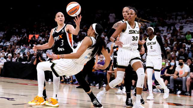 Image for article titled Pros And Cons Of Caitlin Clark Going To The WNBA