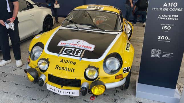 Ein gelbes Alpine A110-Rennauto. 