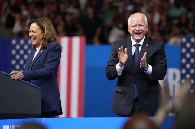 Imagen para el artículo titulado Los mejores memes de Tim Walz, Kamala Harris lanza una mirada asesina a los manifestantes, Trump usa 50 centavos para intentar atraer a los votantes negros, The Root entrevista al gobernador Wes Moore