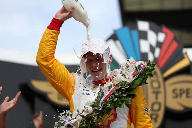 Josef Newgarden, conductor del Chevrolet Penske del equipo #2PPG, celebra vertiéndose leche en la cabeza después de ganar la 107ª carrera de Indianápolis 500 en Indianápolis Motor Speedway el 28 de mayo de 2023 en Indianápolis, Indiana