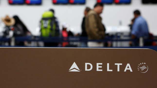 Les passagers s’enregistrent à un comptoir de Delta Air Lines.