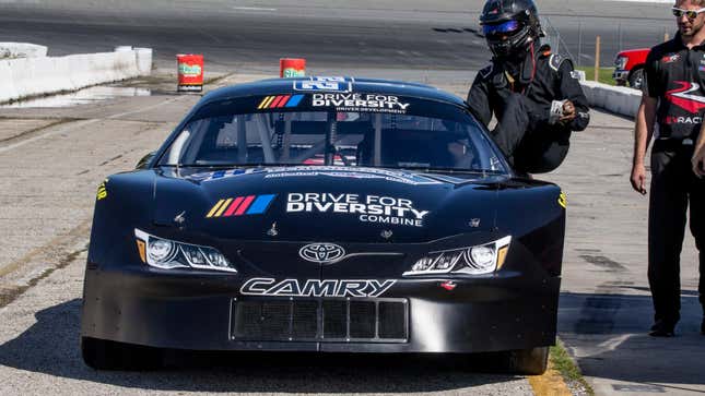 Rajah Caruth sube a su auto, NASCAR Drive for Diversity Combine en New Smyrna Speedway el 23 de octubre de 2019 en New Smyrna Beach, Florida