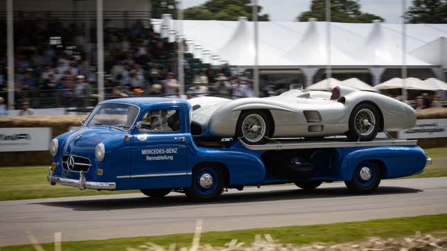 Ein Foto vom Mercedes Blue Wonder Truck. 