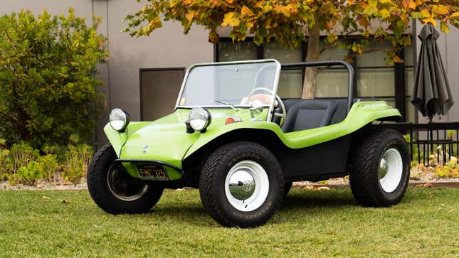 Une Meyers Manx vert citron garée sur l’herbe