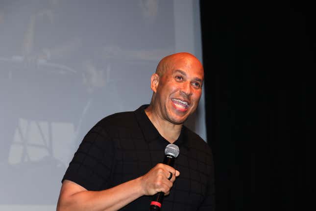 Cory Booker habla mientras CÎROC Limonata y The House Of Creed celebran la película “Sing Sing” y a Colman Domingo en la inauguración de 2024 del Festival de Cine Afroamericano Martha’s Vineyard en el Performing Arts Center el 2 de agosto de 2024 en Edgartown, Massachusetts.