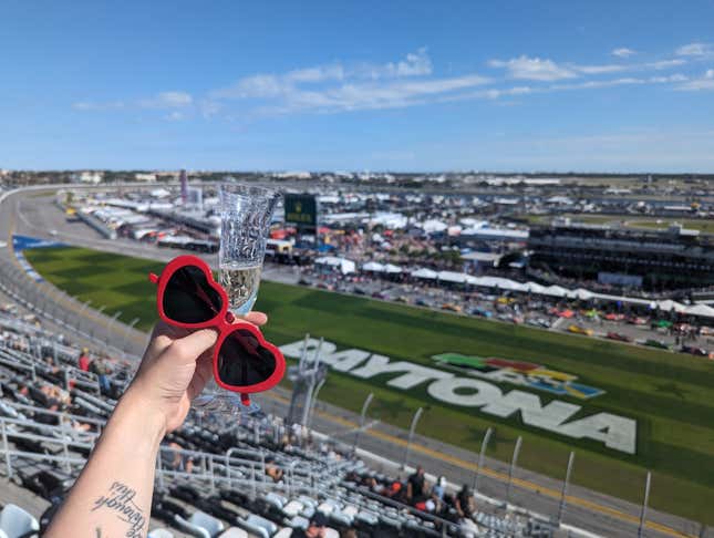 Una foto de mis gafas de sol en forma de corazón y una copa de champán en Daytona