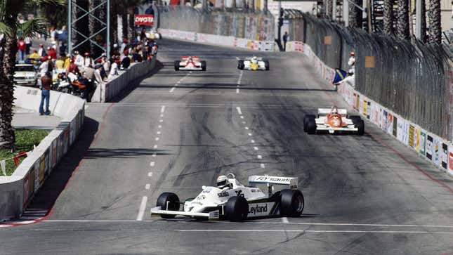 Una foto de autos de Fórmula 1 corriendo en el Long Beach StreetCircuit, California. 