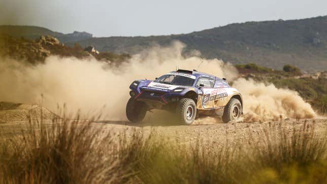 Una foto de una carrera de autos Extreme E en Cerdeña. 