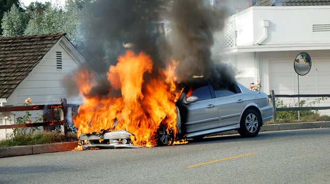 Une voiture a pris feu dans une rue calme des collines de Bel Air, près de Los Angeles, en Californie. Personne n’a été blessé.