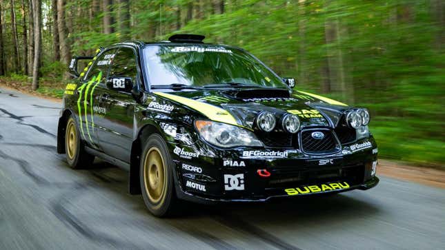 Voiture de rallye Subaru Impreza WRX STI 2004 pilotée et pilotée par Ken Block et Travis Pastrana