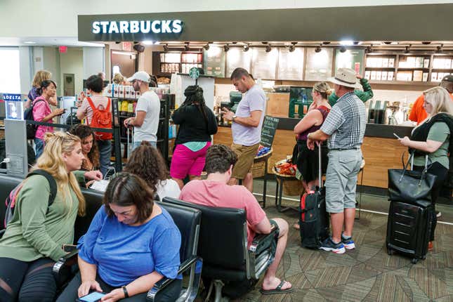 Ein Starbucks im Terminal des Flughafens Fort Lauderdale in Florida. 