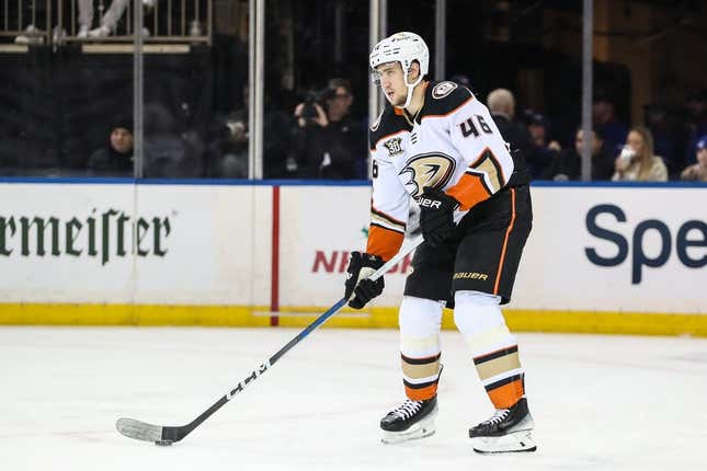 15. Dezember 2023;  New York, New York, USA;  Anaheim Ducks-Verteidiger Ilya Lyubushkin (46) im Madison Square Garden.