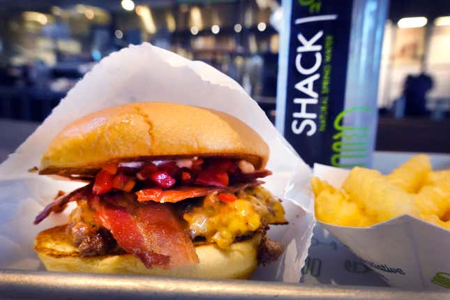 Un burger au bacon et des frites au Shake Shack à Chicago, Illinois.