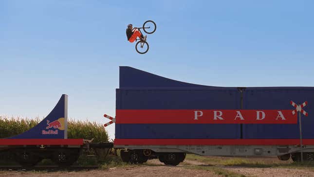 Image for article titled This Is A Ridiculously Cool Use Of Both Trains And Bikes