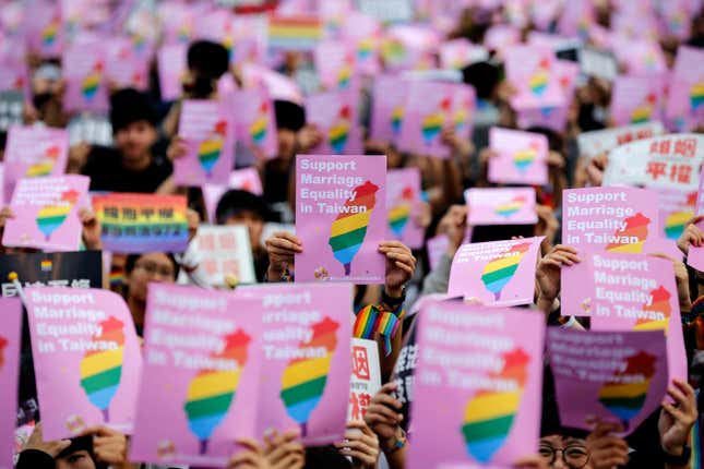 Photos 250000 Demonstrators Call On Taiwan To Be The First In Asia To Legalize Gay Marriage 7336