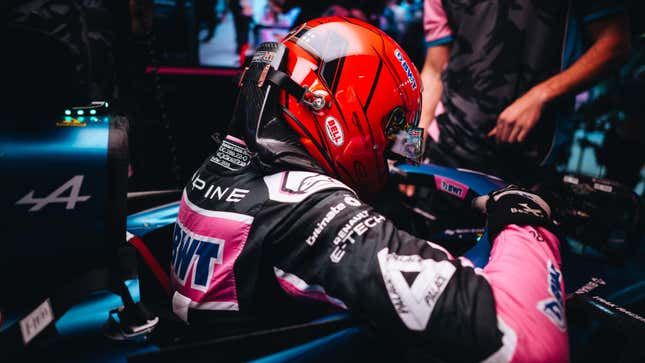 Esteban Ocon subiéndose a su auto Alpine de F1 durante el Gran Premio de Las Vegas