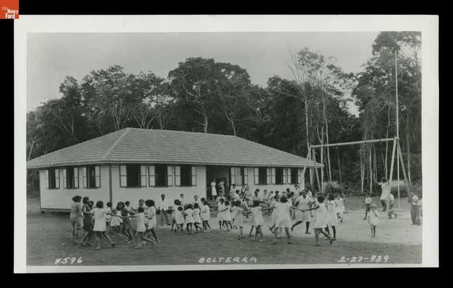 Schulkinder spielen in Belterra, Brasilien, 1939