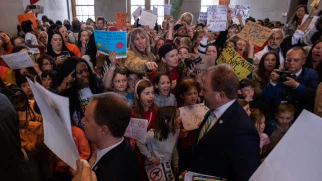 Image for article titled Tennessee Republicans Move to Arm Teachers in Wake of Mass School Shooting