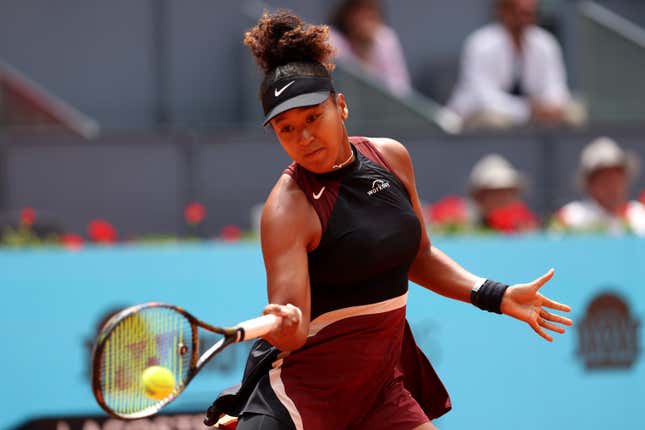 MADRID, SPANIEN – 25. APRIL: Die Japanerin Naomi Osaka spielt am zweiten Tag ihres Zweitrundenspiels der Mutua Madrid Open in der La Caja Magica am 25. April 2024 in Madrid, Spanien, eine Vorhand gegen Liudmila Samsonova. 